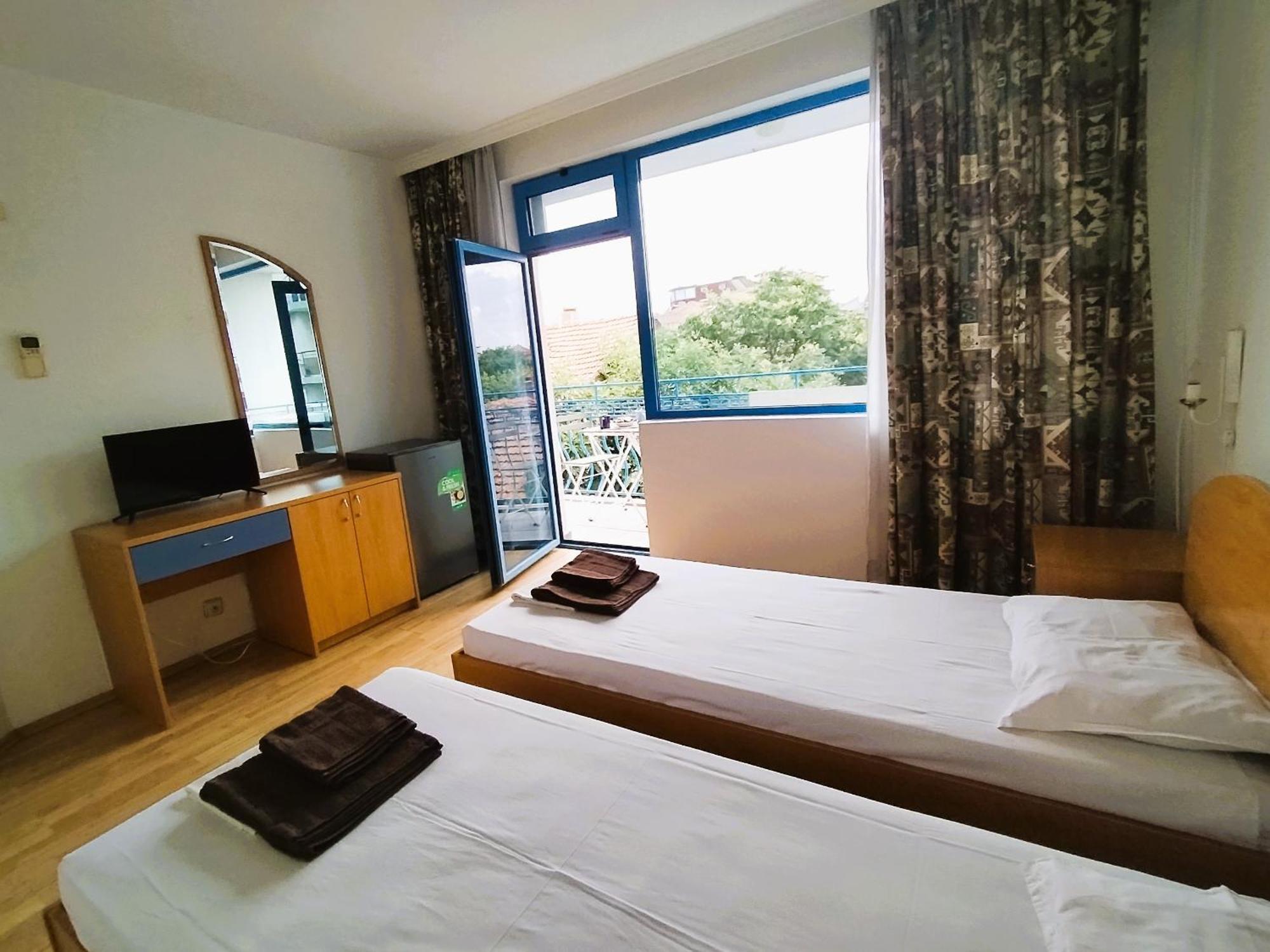 Lira Sto Apartments Поморие Экстерьер фото